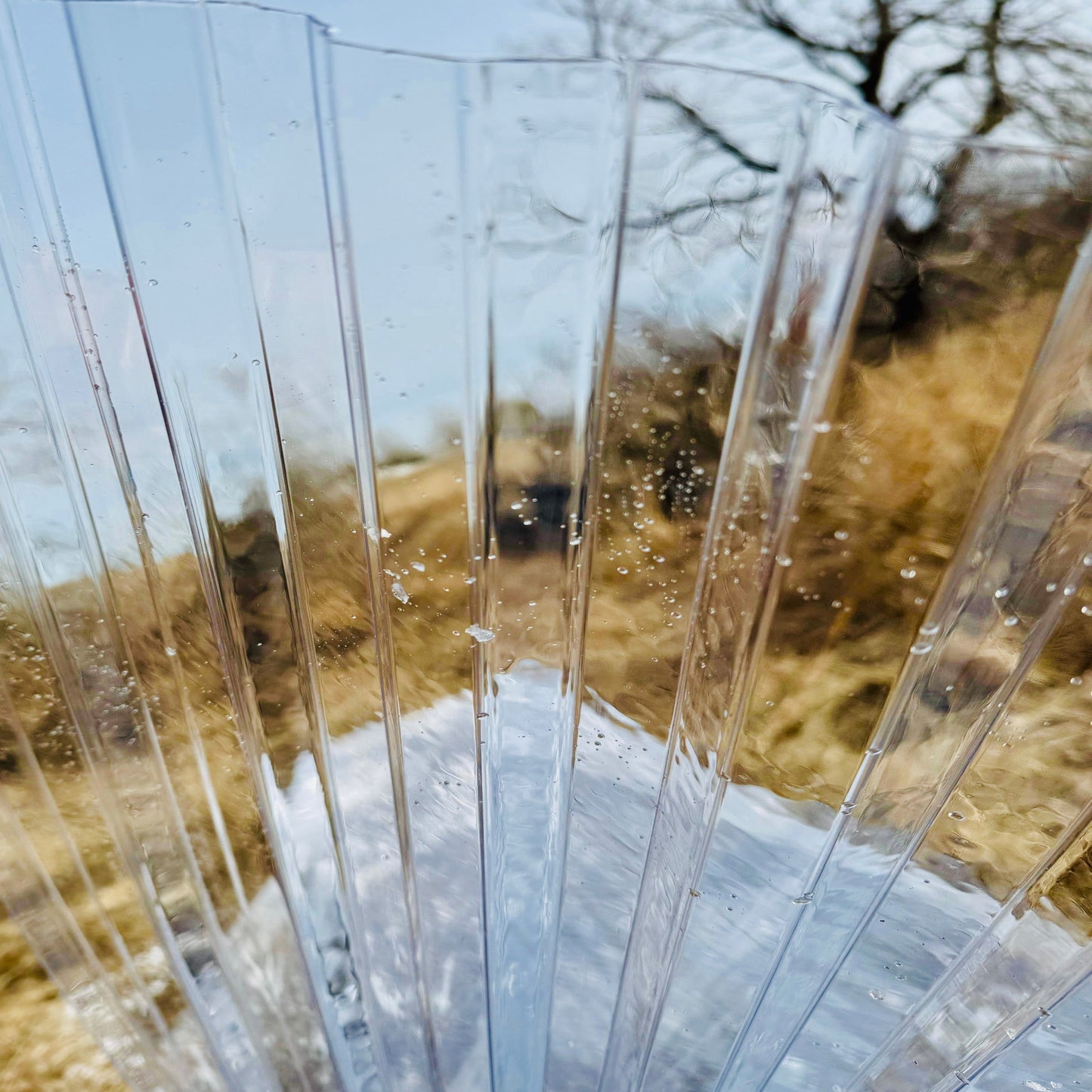 Weather-resistant polycarbonate sheet with ribbed design