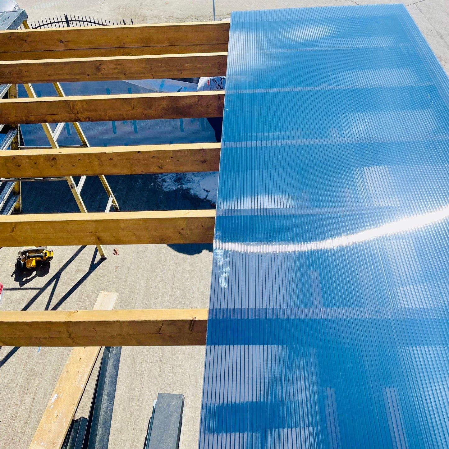 Durable triple wall clear polycarbonate sheet for greenhouse walls and roofing